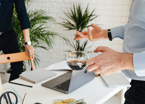 Personen die in einem Büroraum sprechen