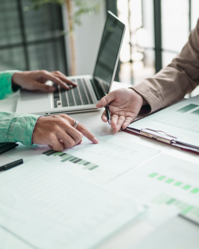 Ein kleiner Schreibtisch aufgebaut in einem Regal mit vielen Pflanzen