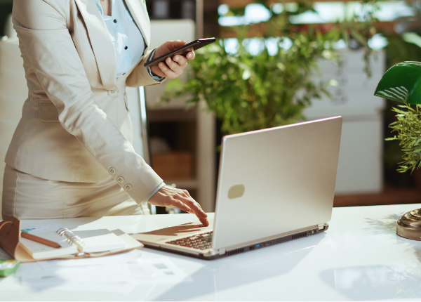 Ein Laptop, auf dem Bildschirm sind ganz viele Diagramme und Graphen zu sehen.