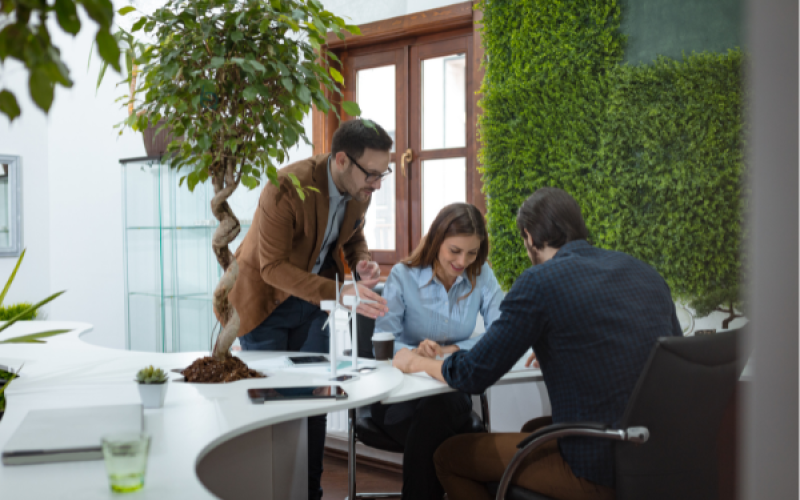 Person, die eine Zeitung in der Hand hält